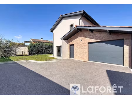 location maison 6 pièces 131 m² à chassieu (69680)  2 180 €