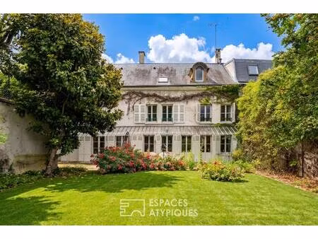 la maison historique en plein centre ville avec grand jardin sans vis-à-vis