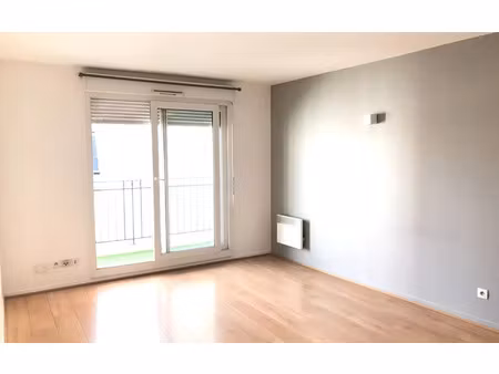 location appartement  67.65 m² t-3 à châtillon  1 495 €