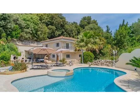 maison familiale avec piscine  jacuzzi et grand terrain au calme