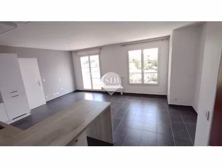 f2 avec balcon - loyer 815 € + 45 €