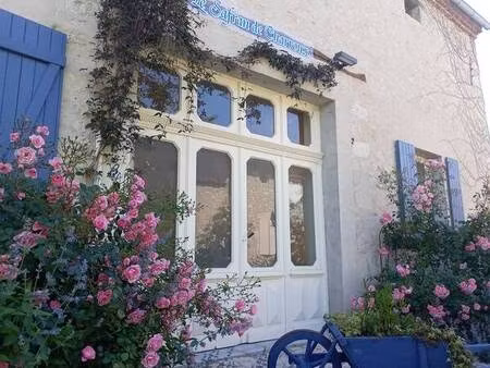 maison et boutique au centre du plus beau village de france : charroux