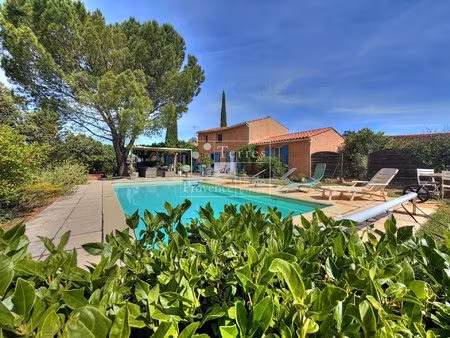 villa provençale avec piscine à régusse