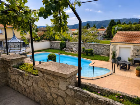 belle propriété avec appartements loués