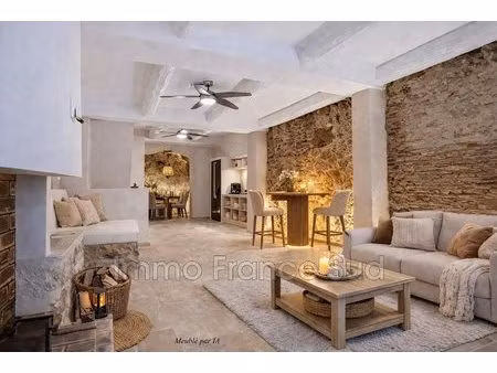 grimaud - élégante maison de village rénovée au coeur du vieux