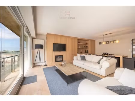 instapklaar vernieuwd appartement met een mooi zijdelings zeezicht in duinbergen