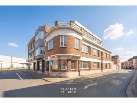 opbrengsteigendom met 3 appartementen en garage