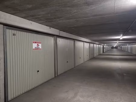 ruime afgesloten garagebox onder de zeedijk van oostduinkerke te koop