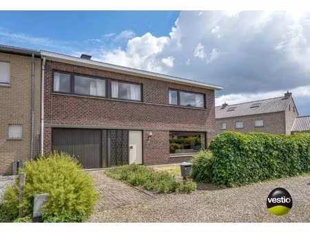 ruime woning met 4 slaapkamers te eisden