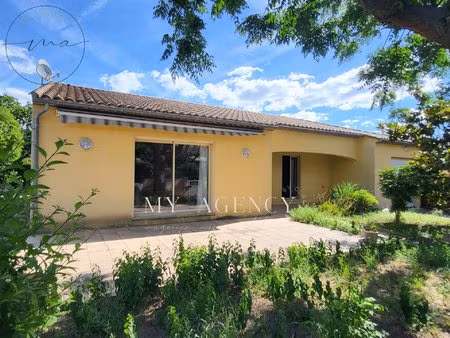 villa de plain-pied avec garage de 60 m2 à 3 minutes des commerces.