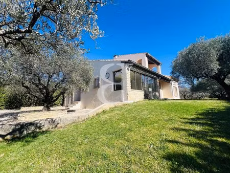 charmante villa avec piscine et dépendances à caromb
