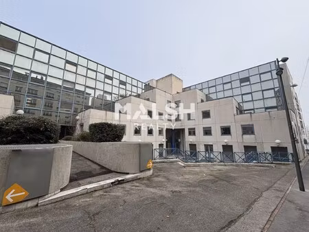 location local professionnel 105m²