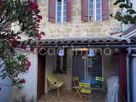 belle maison de village avec sa cour intérieure.
