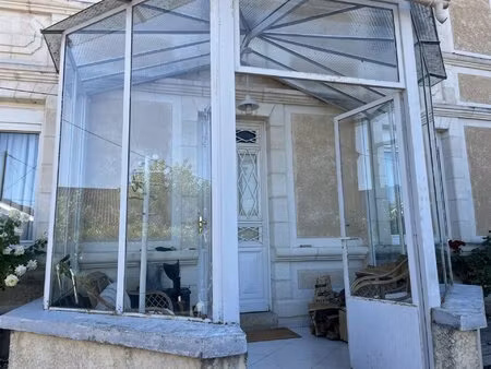 maison de maitre avec un jardin   une piscine  une maison t3.