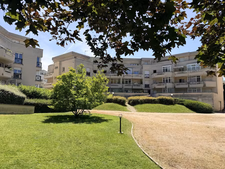 appartement f2 avec balcon et box.