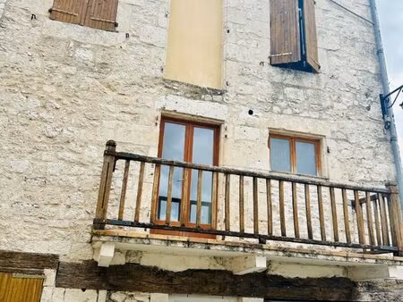 immeuble en pierre de 2 logements loués et jardin non attenant.