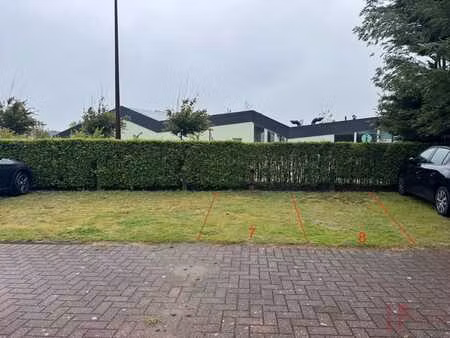 emplacement de parking à vosseslag derrière une barrière ...