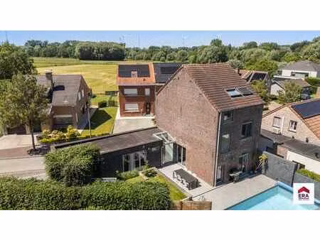 magnifique maison prête à emménager 3 ch.  jarin et piscine!