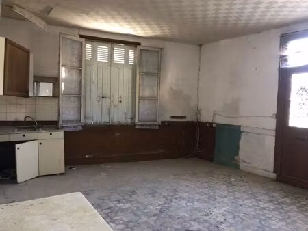 maison en pierre à rénover avec garage et courette