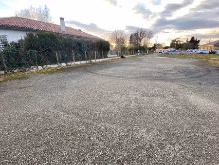 terrain bien placé sur momères