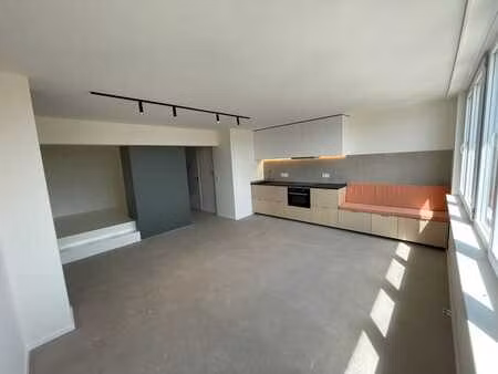 studio lumineux  entièrement rénové.