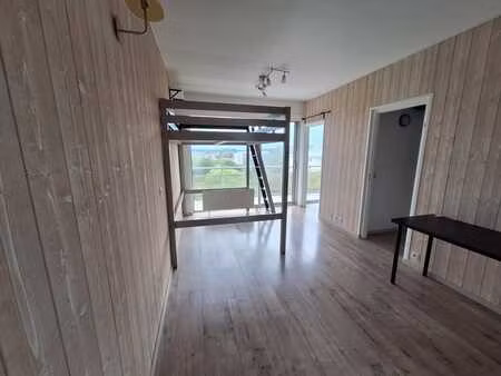 lumineux studio rénové avec terrasse et vue dégagée