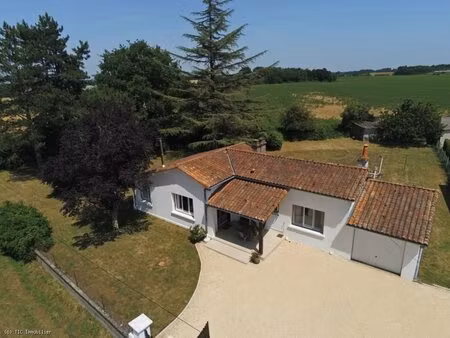 pavillon de plain-pied aux portes de charroux sur 1599m²