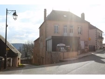 commerce d'alimentation avec murs commerciaux et habitation en centre bourg