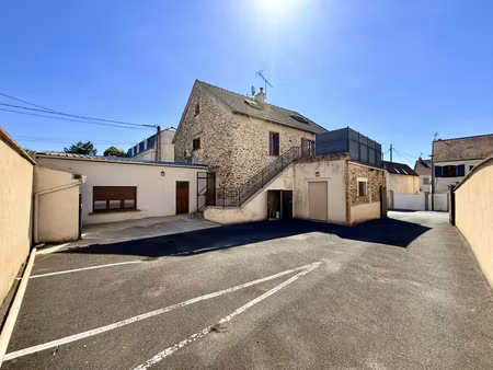 immeuble de rapport avec gare à pieds