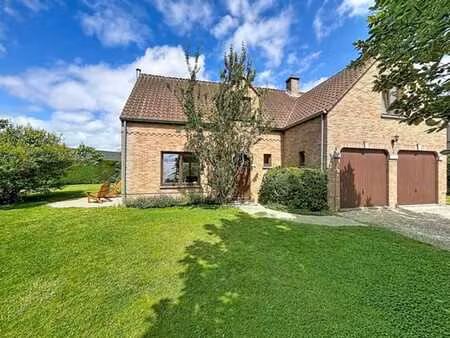 superbe villa en excellent état  lumineuse et spacieuse.