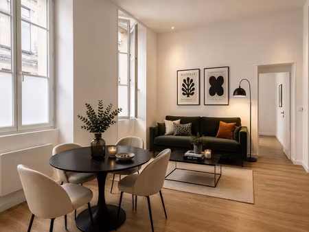 élégant t2 rénové de 40 m2 dans immeuble en pierre à deux