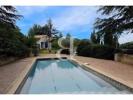 villa avec piscine et vue sur la château à vendre à vaison-la