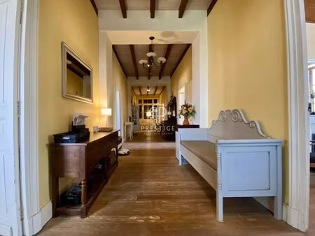 maison de maître charmante  pleine de caractère et de charme d'origine  située sur un...