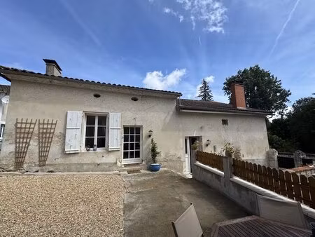 belle maison spacieuse a cote de la rivière