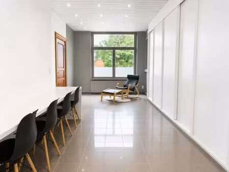 espace de bureaux lumineux avec jardin