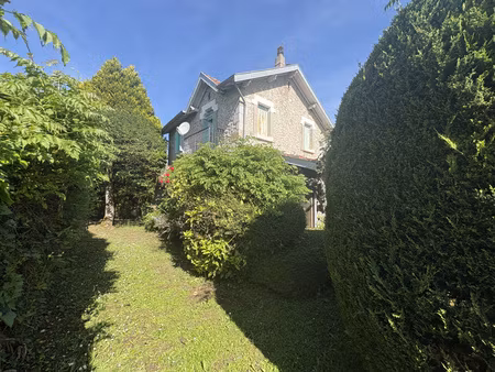 saint-girons centre ville. belle maison en pierre sur jardin arboré.