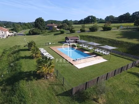 opportunité unique d'acquérir un complexe de gîtes exceptionnel niché sur 4 hectares de...
