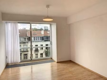 place loix : superbe appartement lumineux à louer