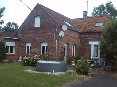 ensemble immobilier comprenant maison  bureau et hangar
