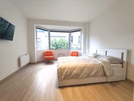 studio entièrement rénové et équipé à proximité du centre.