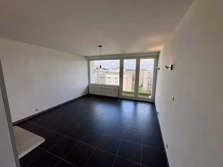 studio avec balcon situé au dernier étage - immeuble à demey