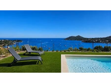 villa d'exception à vendre à agay avec vue panoramique sur mer