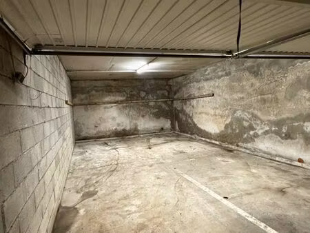 à louer  garage quadruple de 50 m2  2m75 de hauteur