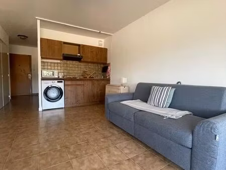 studio meublé 30m2 + terrasse 10m2 - 830 cc (eau  électricité  internet)
