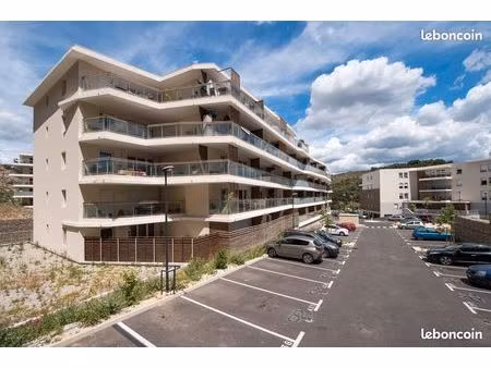 recherche une place de parking/ box