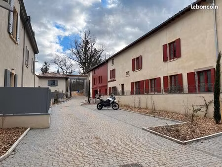 à louer – t2 duplex d'exception dans un château rénové à charbonnières-les-bains