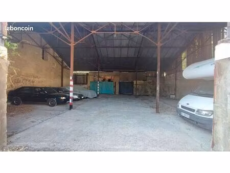 place de parking dans hangar