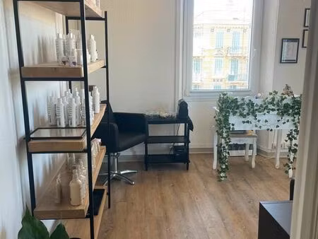 loue siège dans un salon de coiffure