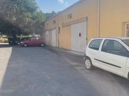 loue local 152 m2 + cours 200 m2