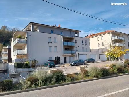 très grand garage box fermé avec électricité individuelle